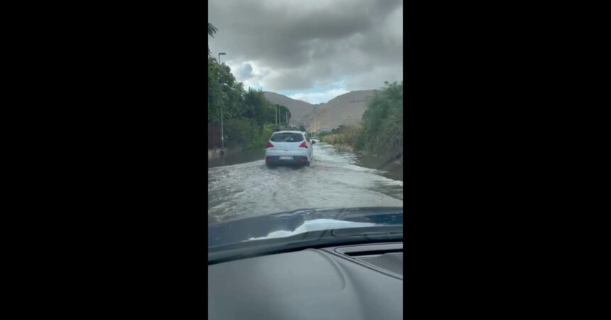 A Palermo piove dopo mesi e Mondello si allaga