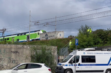 Treno passeggeri deraglia a Milano, feriti lievi