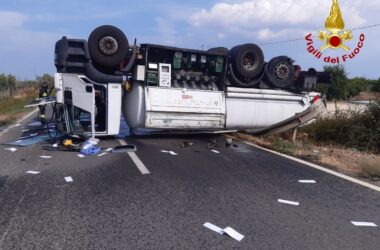 Autocisterna si ribalta su statale nel catanese, paura per il carico di carburante