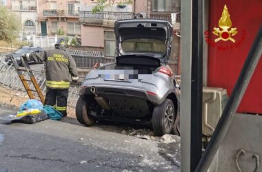 Acicastello, auto finisce in bilico su ciglio strada, salvata una donna