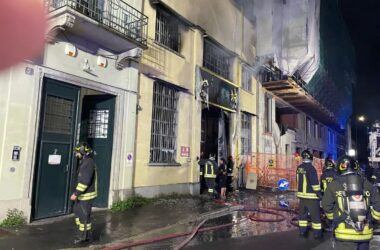 Incendo in un emporio cinese a Milano, morti tre giovani