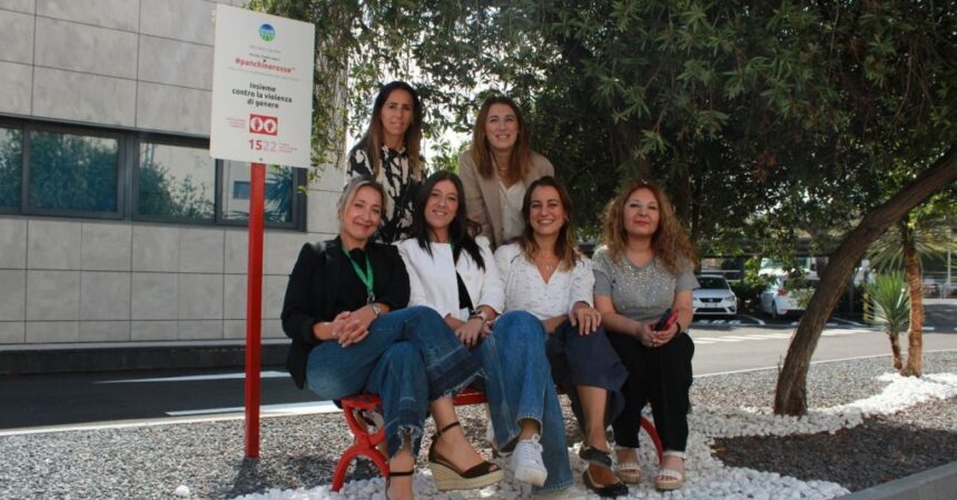 Violenza di genere, Snam a Catania inaugura nuova panchina rossa