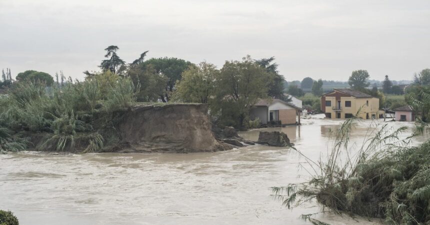 Alluvione in Emilia-Romagna, la pioggia dà un pò di tregua ma resta allerta rossa