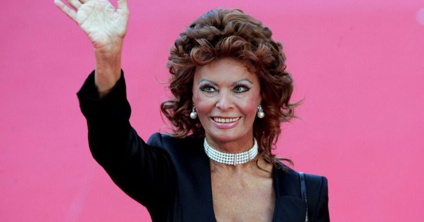 Sophia Loren compie 90 anni, Mattarella “Immagine di bellezza e arte nel mondo”