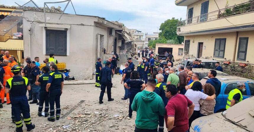 Crolla palazzina nel napoletano, 4 morti tra cui due bimbi. Due i superstiti