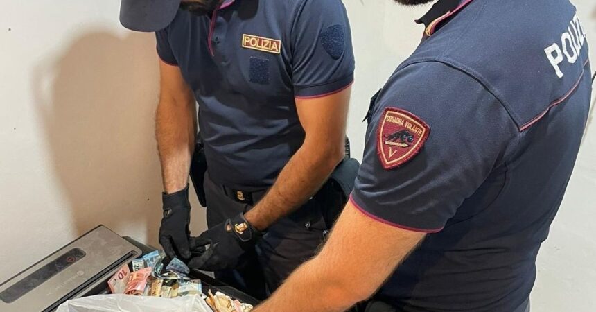 Nascondeva in casa una pistola e oltre 2 chili di droga, arrestato a Catania