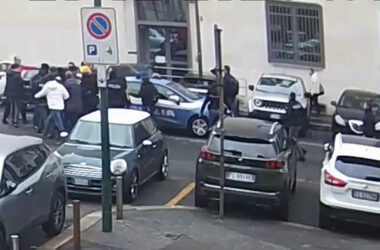 Poliziotti aggrediti a Torino, misure cautelari per 12 anarchici