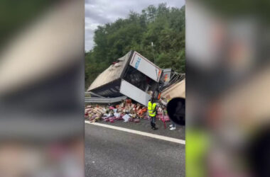 Due camion fuori strada sulla Milano-Torino, 6 km di code