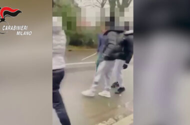 Magenta, 16enni aggrediscono 2 coetanei a sprangate fuori dalla scuola