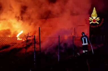 Incendio in un’azienda in provincia di Forlì, a fuoco capannone