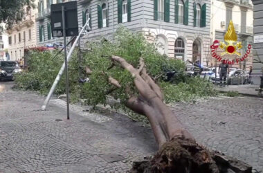 A Napoli decine di interventi dei Vigili del fuoco per il maltempo