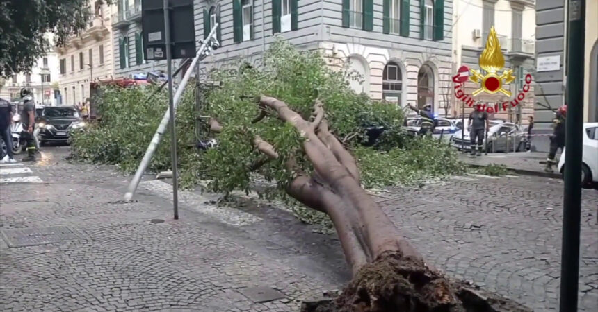 A Napoli decine di interventi dei Vigili del fuoco per il maltempo