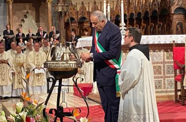 Lagalla accende la lampada votiva sulla tomba di San Francesco ad Assisi