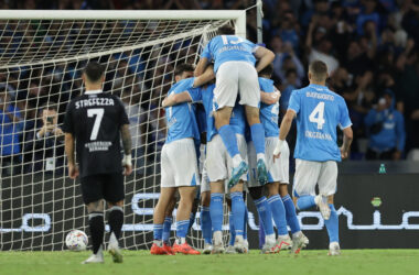 Il Napoli batte 3-1 il Como e conserva il primato solitario