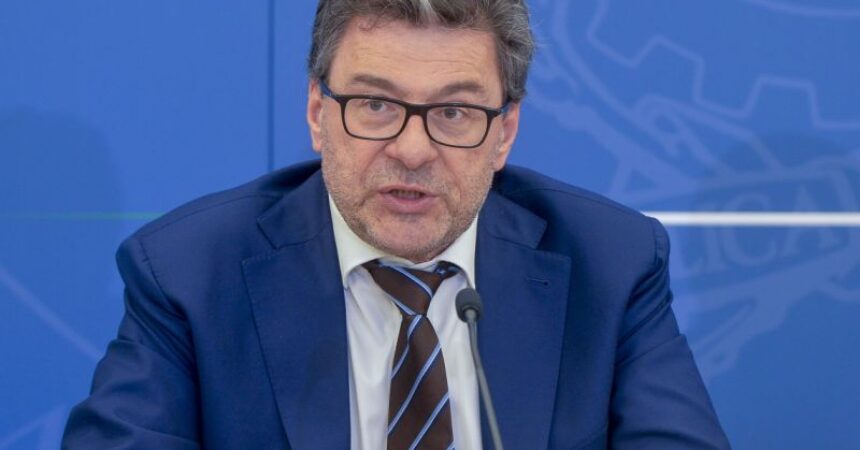 Giorgetti “Soddisfazione per avanzo primario positivo, debito un fardello”