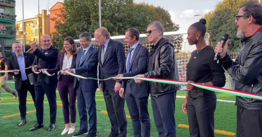 Nuovo campo di calcio per i giovani del quartiere milanese di Baggio