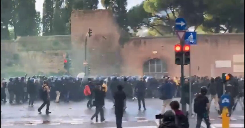 Scontri a Roma tra i manifestanti pro Palestina e le forze dell’ordine