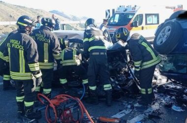 Scontro tra due auto sulla Palermo-Sciacca, tre morti e tre bambini gravi