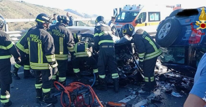 Scontro tra due auto sulla Palermo-Sciacca, tre morti e tre bambini gravi