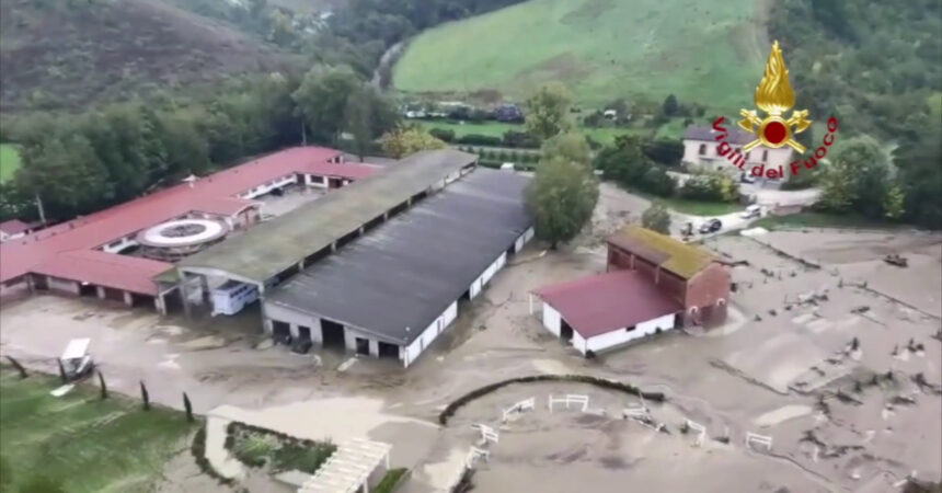 Famiglia recuperata con l’elicottero nel Bolognese, le immagini