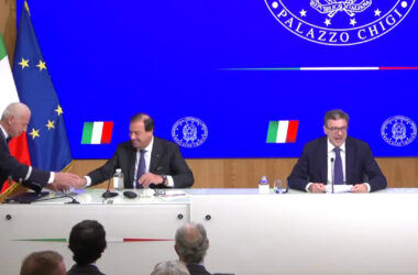 Leo rompe bicchiere in conferenza stampa, Giorgetti “Non porta bene?”