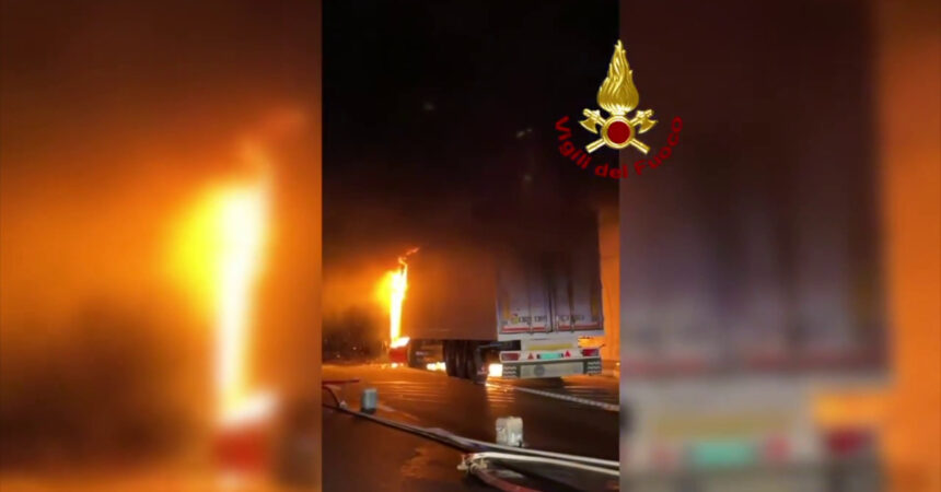 Tir prende fuoco in galleria nel Torinese, famiglia salvata da Vvf