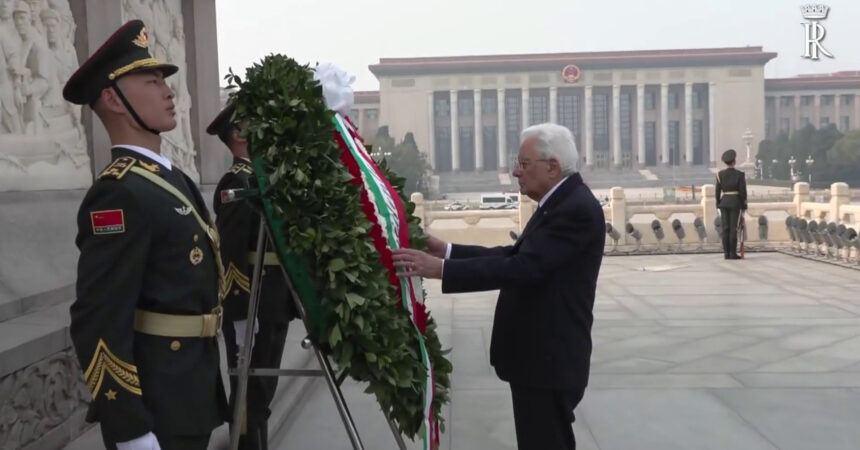 Pechino, Mattarella depone corona al Monumento degli Eroi del Popolo