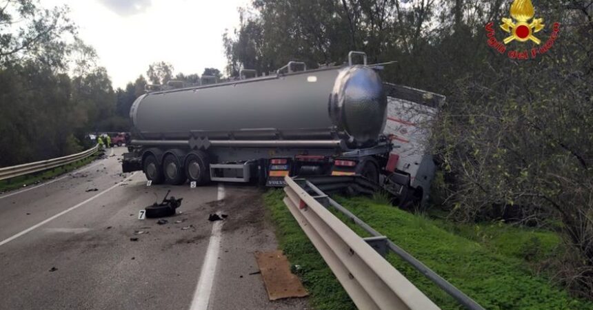 Scontro fra auto e mezzo pesante, 2 morti sulla SS121