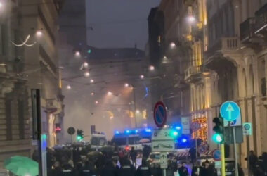 Fumogeni e petardi dei manifestanti vicino al Teatro alla Scala