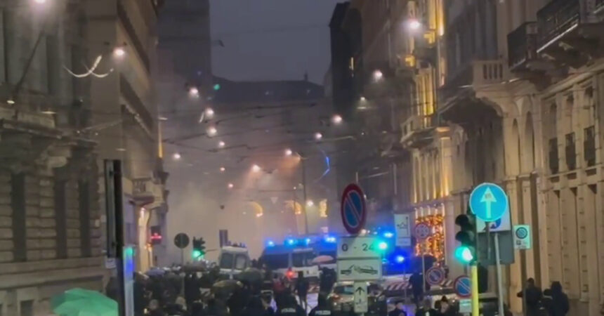 Fumogeni e petardi dei manifestanti vicino al Teatro alla Scala