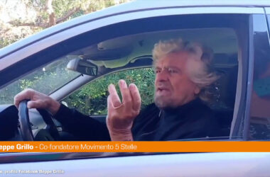 Grillo alla guida di un carro funebre “M5S morto ma compostabile”