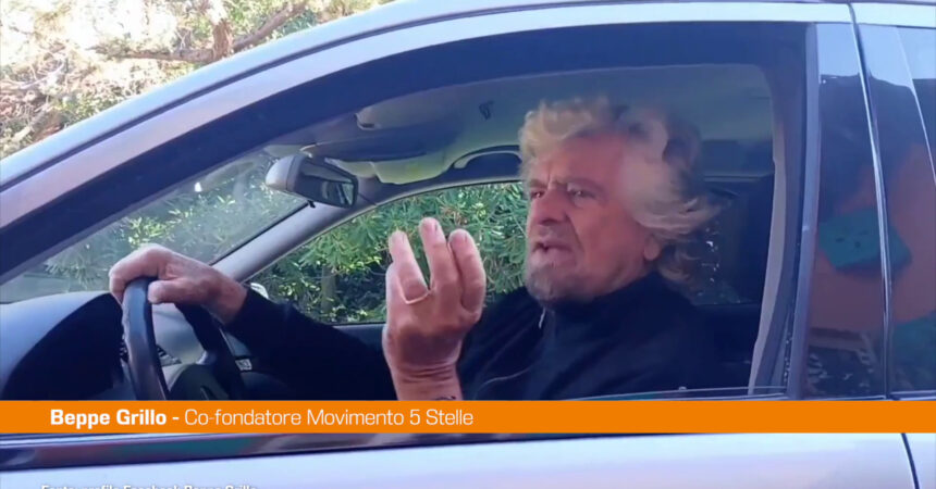 Grillo alla guida di un carro funebre “M5S morto ma compostabile”