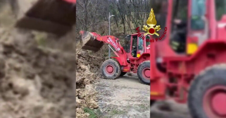 Frana Davagna, escavatori in azione per liberare la strada dal fango