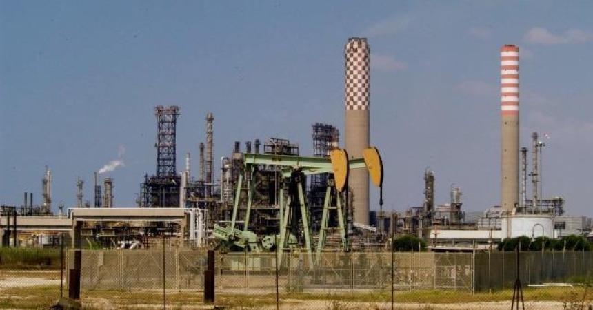 Eni: la raffineria di Gela diventa “verde”, salvi i posti di lavoro