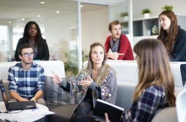 Donne guadagnano meno degli uomini e il divario cresce tra i dirigenti