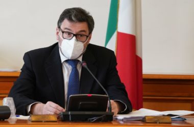 Giorgetti “Porre le basi per produrre i vaccini in Italia”