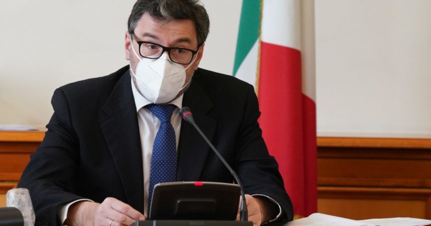 Covid, Giorgetti “Vaccini e protocolli per assicurare riaperture”