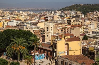 Covid, passano in arancione sei regioni, Sardegna in rosso