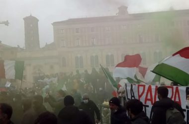 Corteo “Io apro” a Roma, tensione manifestanti-forze dell’ordine