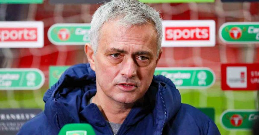 Il Tottenham esonera Josè Mourinho