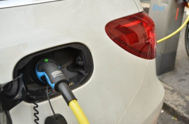 Ricarica auto elettriche, studio Arera “Prezzo medio wallbox 1200 euro”