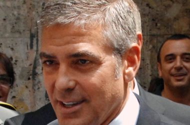 George Clooney compie 60 anni, da sex symbol all’impegno sociale