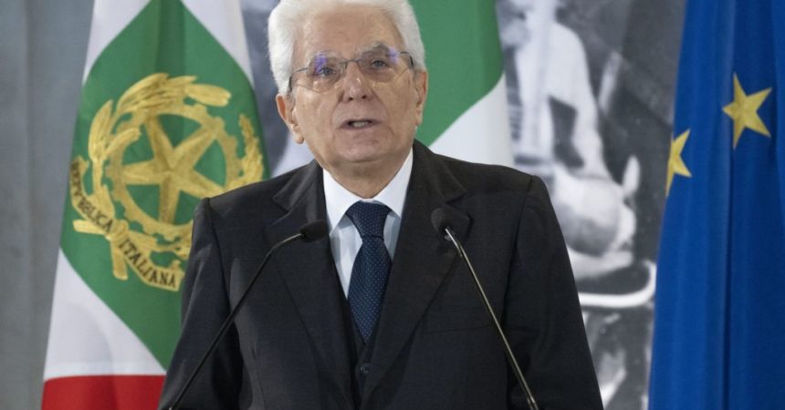 Offese e minacce via web a Mattarella, 11 indagati