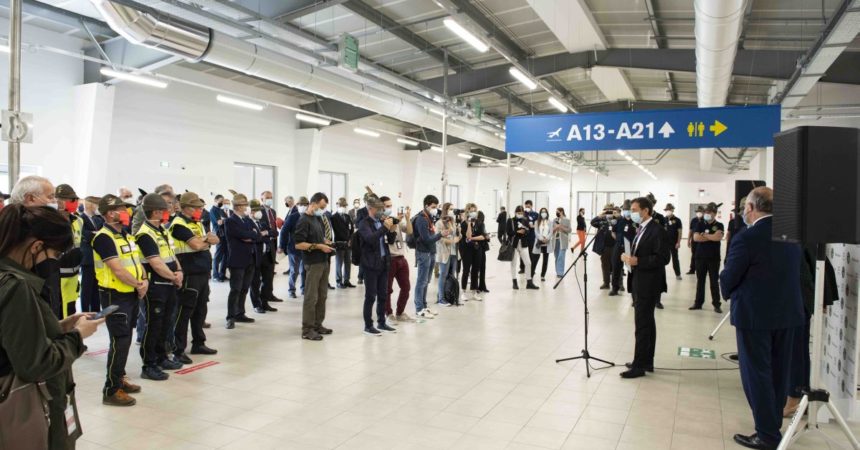 Un “pezzo” dell’Aeroporto di Linate donato agli Alpini di Brescia