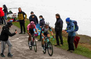 Yates vince la 19^ tappa del Giro, Bernal resiste in rosa