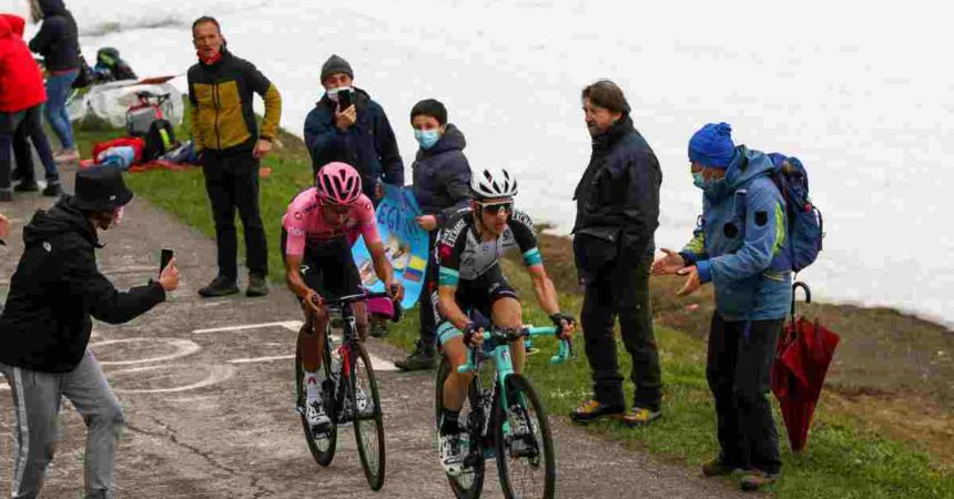 Yates vince la 19^ tappa del Giro, Bernal resiste in rosa