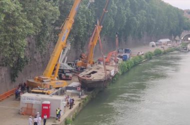 Roma, rimosso dal Tevere relitto del 2008