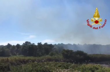 Lecce, i canadair intervengono per spegnere un incendio