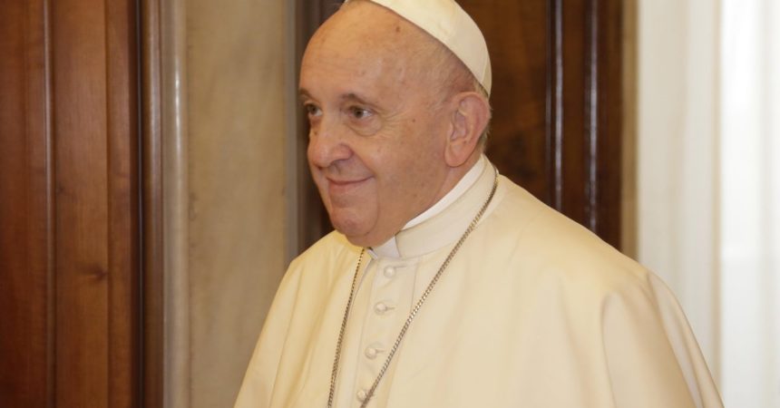 Papa Francesco, Vaticano “Sta riprendendo gradualmente il lavoro”