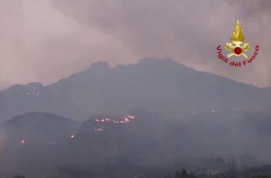 Incendi nel palermitano, dall’alba in azione mezzi aerei